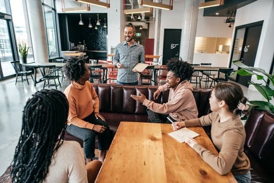 A groupe of diverse people discussing